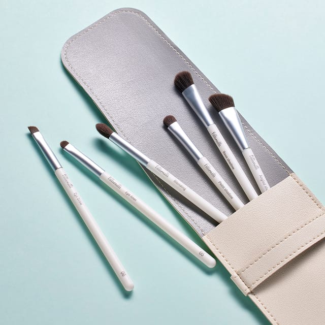 OLIVE YOUNG Awards 2022 No.1 Beauty Tool, OLIVE YOUNG Awards 2021 No.1 Beauty Tool, OLIVE YOUNG Awards 2020 No.3 Beauty Tool, GlowPick Awards 2020 No.1 Brush Set, and GlowPick Awards 2019 No.1 Brush Set.